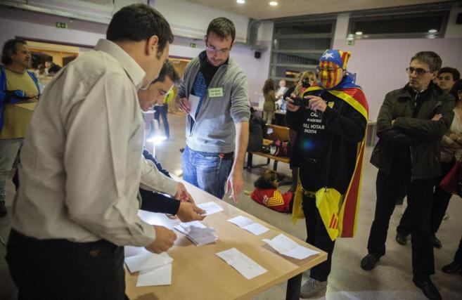 Recuento de votos en un centro de Vic (Barcelona) durante la jornada...