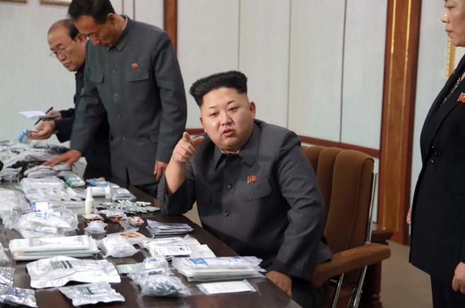 Kim Jong-un inspecciona la fábrica farmacéutica de Jongsong en Corea...