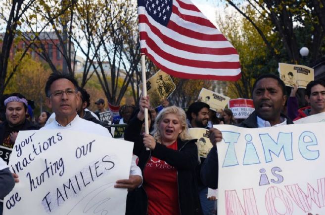 Familias durante una manifestación por la inmigración en Washington.