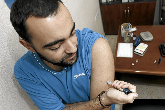 Jorge, diabtico, inyectndose insulina.