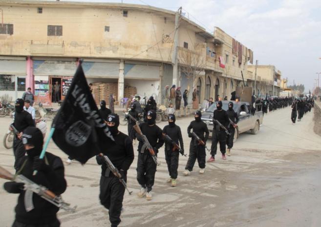 Miembros del Estado Islámico desfilan por la ciudad de Tal Abyad, en...