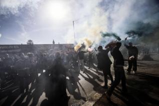 Manisfestantes lanzan huevos y bengalas en Roma