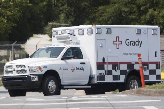 Una ambulancia se dirige al Hospital Universitario de Emory.