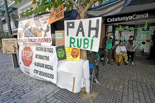 Protesta de la PAH ante una sucursal de CatalunyaCaixa de Sant Cugat