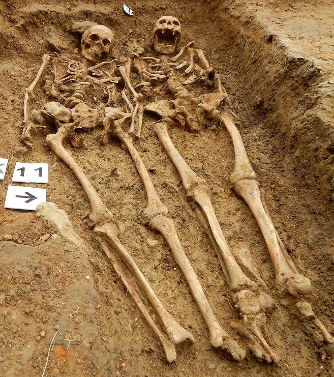 Restos de la pareja desenterrada en la capilla de St. Morrell, en el...