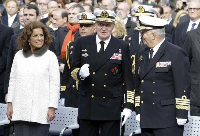 Don Juan Carlos conversa con el almirante Jaime Muoz-Delgado en...