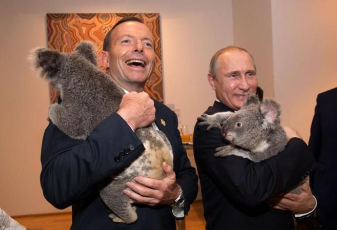 Putin (dcha.) y el primer ministro australiano, Tony Abbott, con dos...