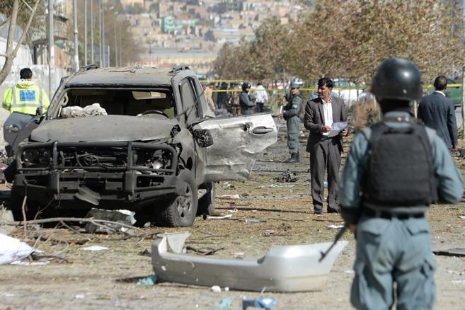 Investigadores de la polica afgana en el lugar del atentado.