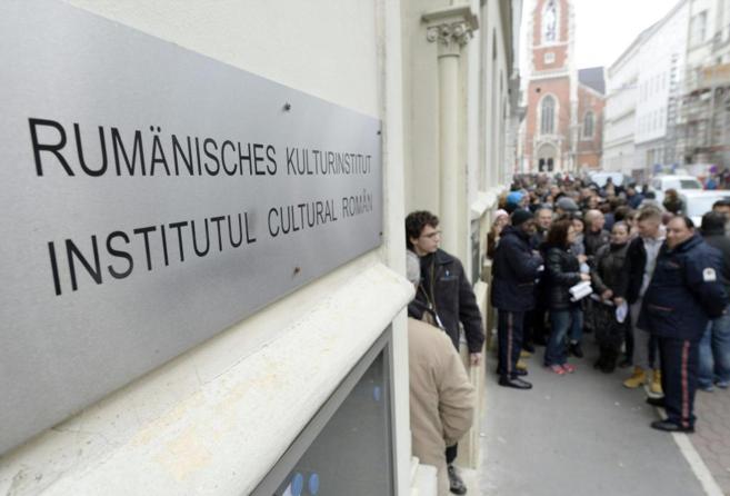 Ciudadanos rumanos residentes en Austria esperan para votar, hoy en...