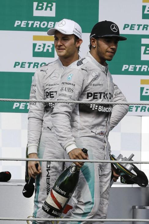 Lewis Hamilton, junto a Nico Rosberg, en el podio de Interlagos.