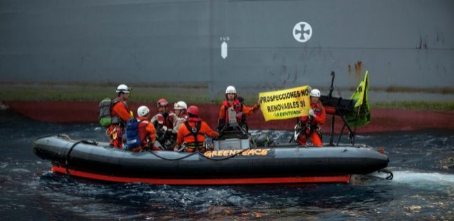 Protesta de miembros de Greenpeace este sábado en Canarias.