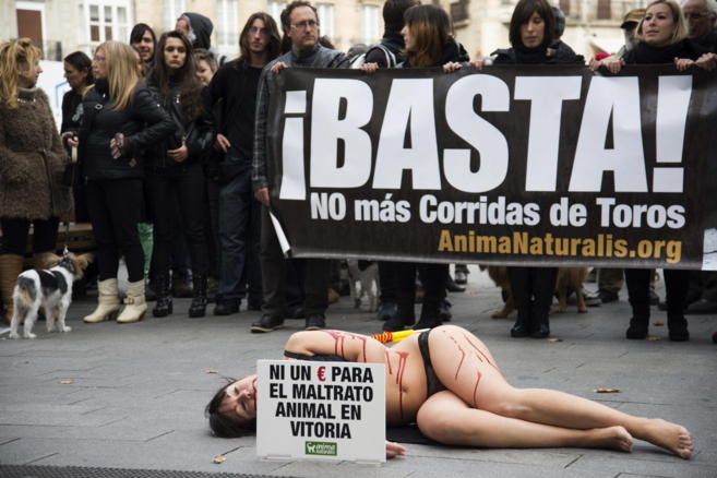La mujer tumbada en el suelo durante la protesta.