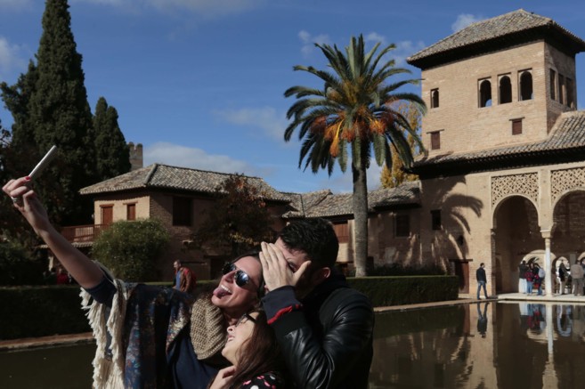 Dos jvenes se hacen una foto en la Alhambra.