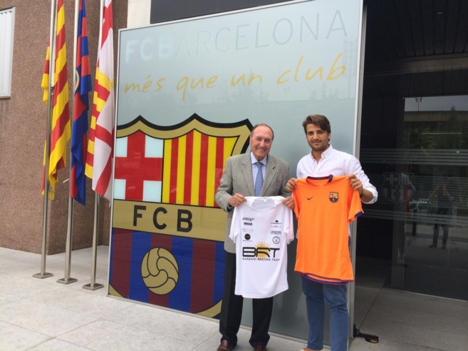 Isaac Tutumlu posa con la camiseta del FC Barcelona delante de las...