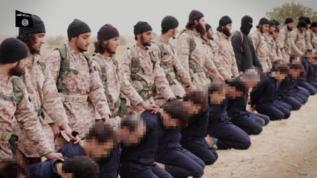 Miembros del IS, listos para decapitar a soldados sirios.