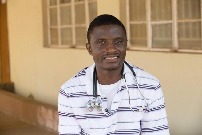 El doctor  Martin Salia, en Sierra Leona.