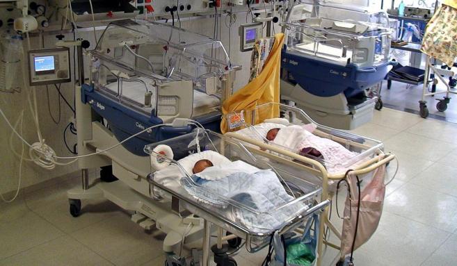 Dos nios prematuros ingresados en una unidad de neonatos.