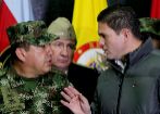 El ministro de Defensa de Colombia, Juan Carlos Pinzn (d), habla con...