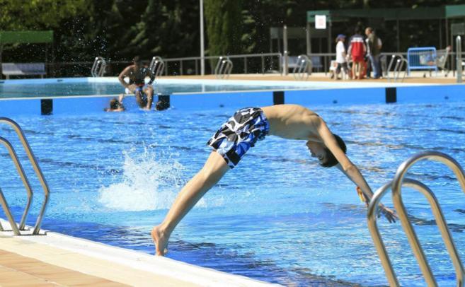 Varios jvenes se baan en una piscina pblica en Madrid.