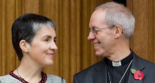 El arzobispo deCanterbury, junto a su esposa.
