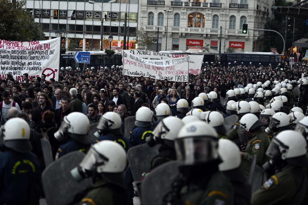 Miles de personas protestan contra la austeridad en Grecia - Atenas es ...