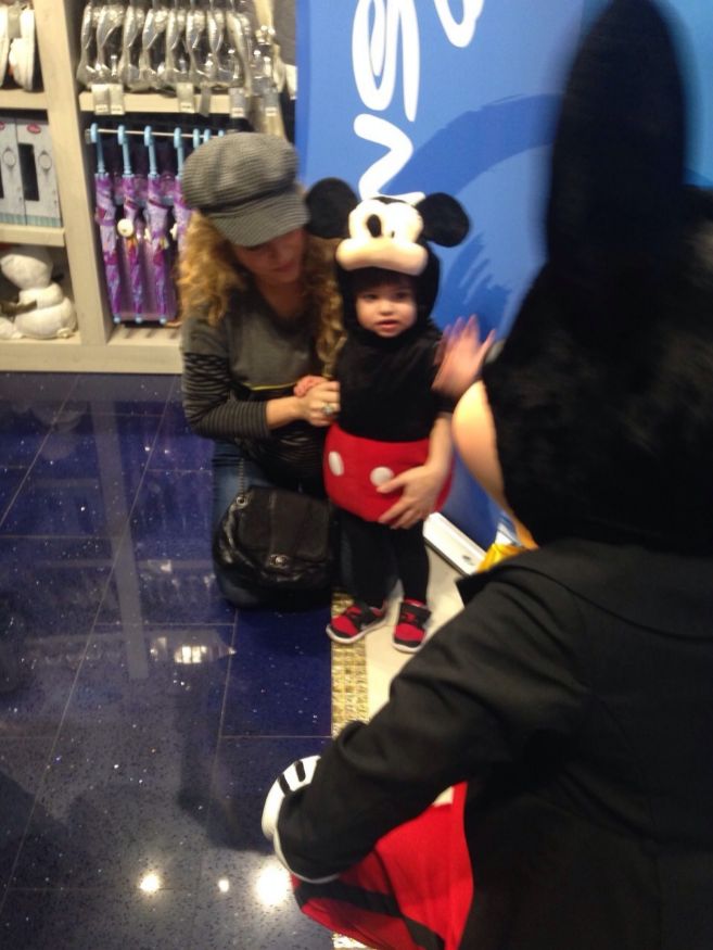 Shakira, y su hijo Milan, e la inauguración de una tienda Disney.