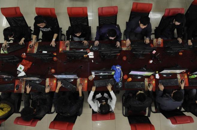 Usuarios chinos de Internet en un cibercaf de Taiyuan, en la...