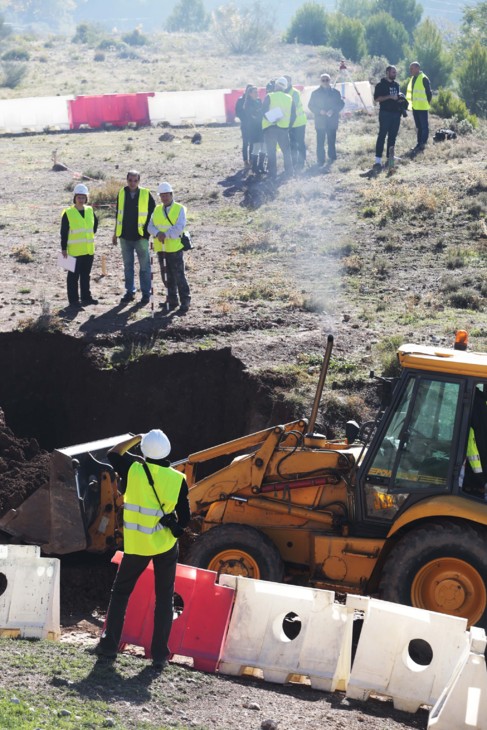 Una excavadora trabaja en la zona delimitada por los expertos.