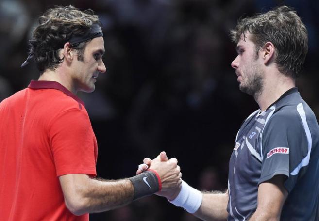 Federer y Wawrinka se saludan tras el partido de ambos en la Copa...