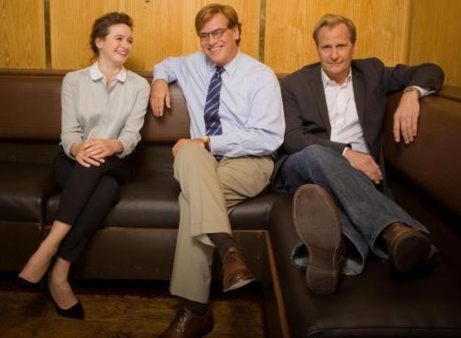 Aaron Sorkin sentado en el centro junto a Jeff Daniels y Emily...