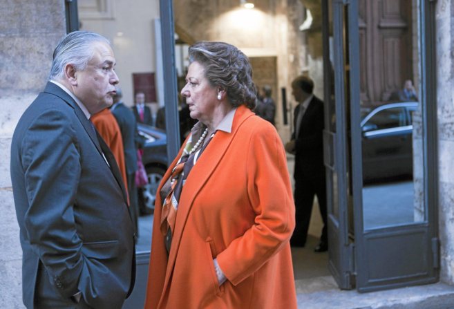 Alberto Catal y Rita Barber conversan en la toma de posesin de...