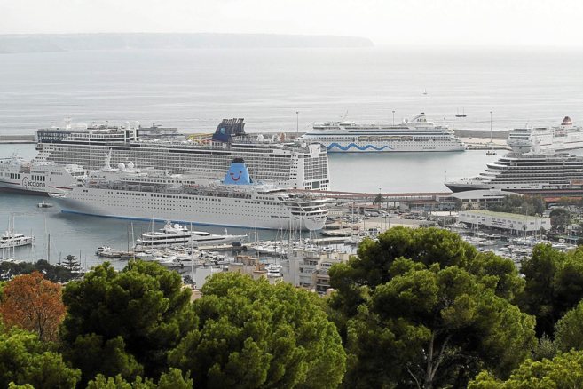 Imagen de hasta cuatro cruceros simultneos en el puerto de Palma el...
