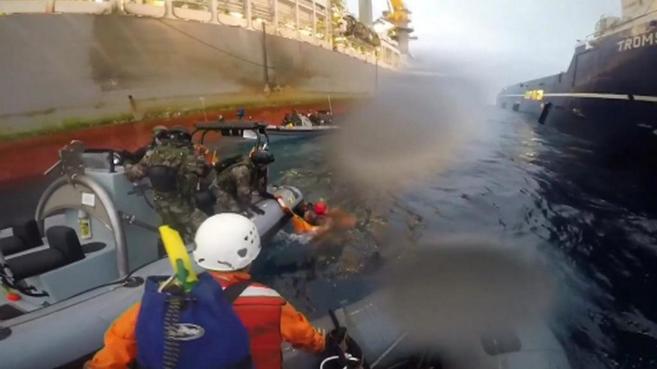 Imagen de vdeo de Greenpeace cuando  efectivos de la Armada rescatan...