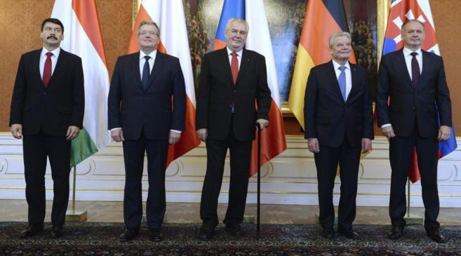 El presidente checo, Milos Zeman, posa en el centro de la imagen con...