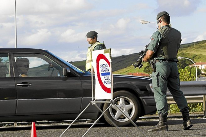 Un control de la Guardia Civil en una carretera del Pas Vasco.
