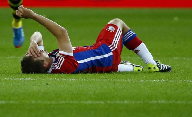 Philipp Lahm cae al suelo durante un partido con el Bayern.