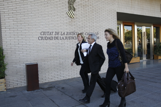 Cristina Morat (izq.), entrando este mircoles en los juzgados de...