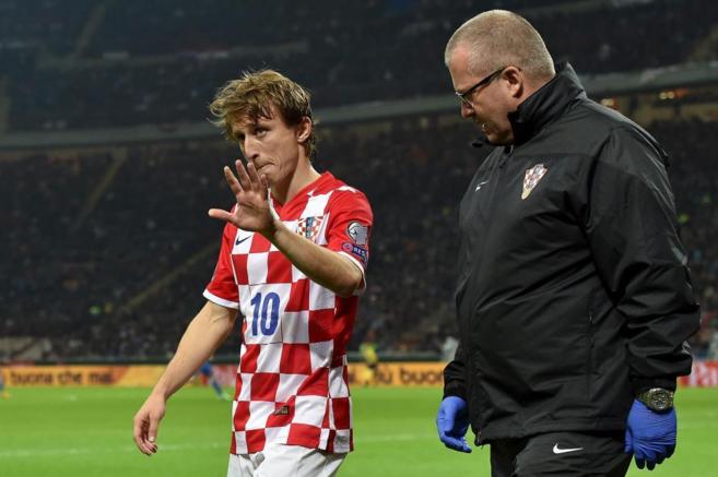 Modric, se retira lesionado en el Italia-Croacia.