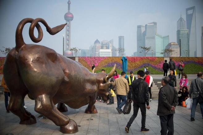 La rplica del toro de Wall Street, frente a la Bolsa de Shanghi.