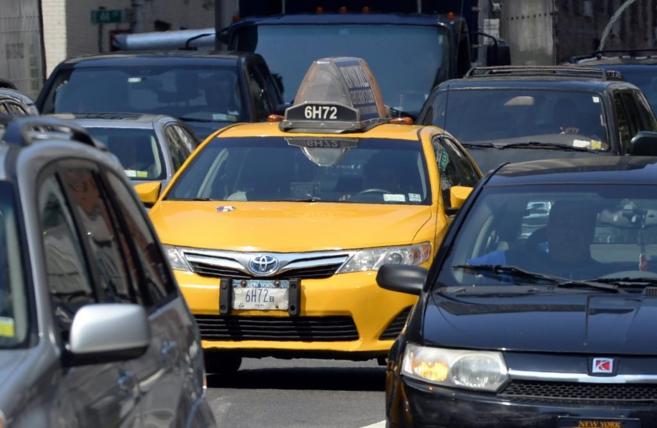 Un taxi circula por las calles de Nueva York.