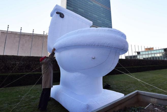 Inodoro gigante colocado frente a las oficinas de la ONU en Nueva...