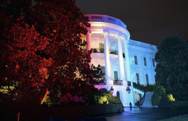 Imagen de la Casa Blanca iluminada.