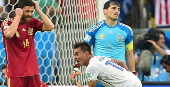 Alonso y Casillas se lamentan tras el gol del chileno Vargas en el...