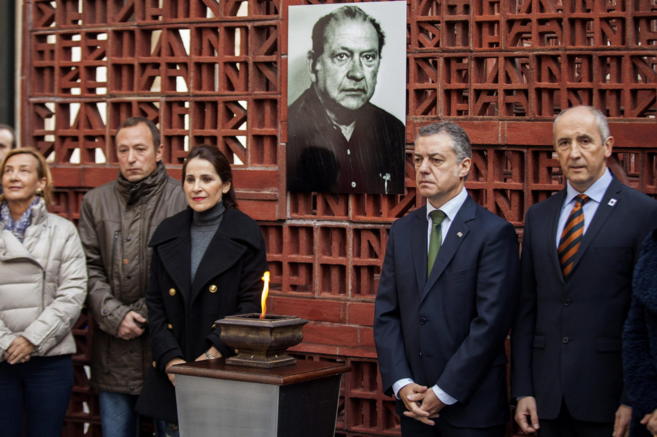 El lehendakari y representantes de los partidos en el Parlamento Vasco...