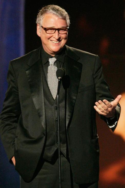 El director Mike Nichols recogiendo el Tony en 2005.