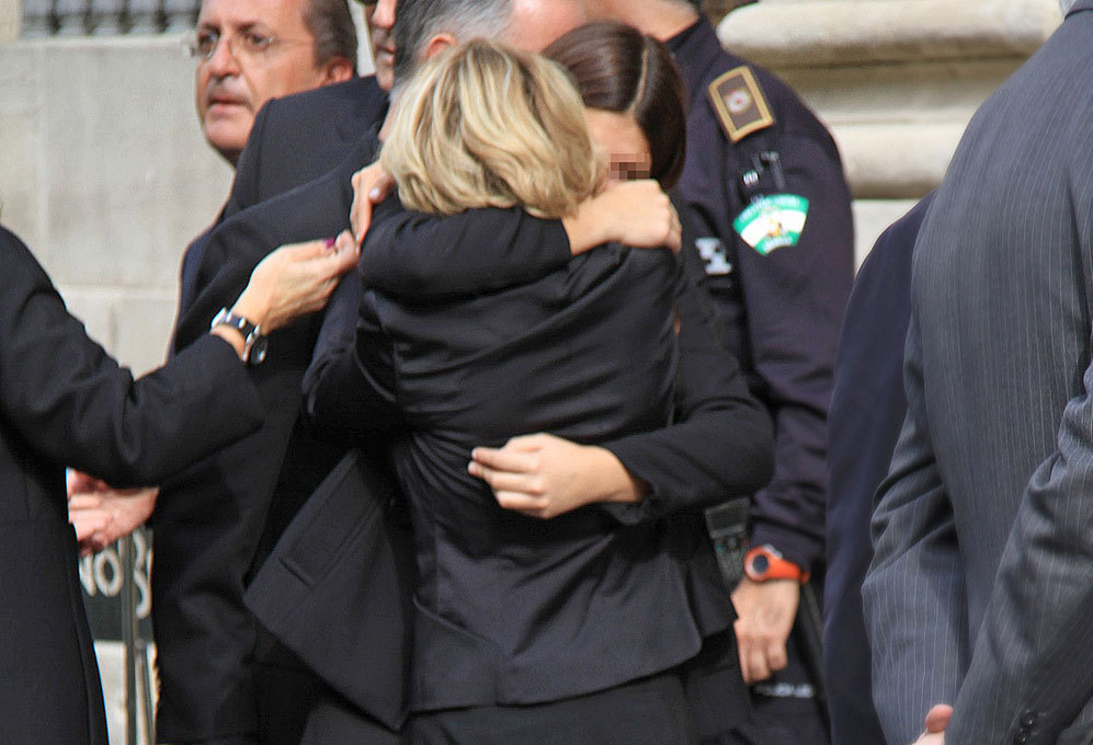 Eugenia y su hija Cayetana se abrazan ante el ayuntamiento.