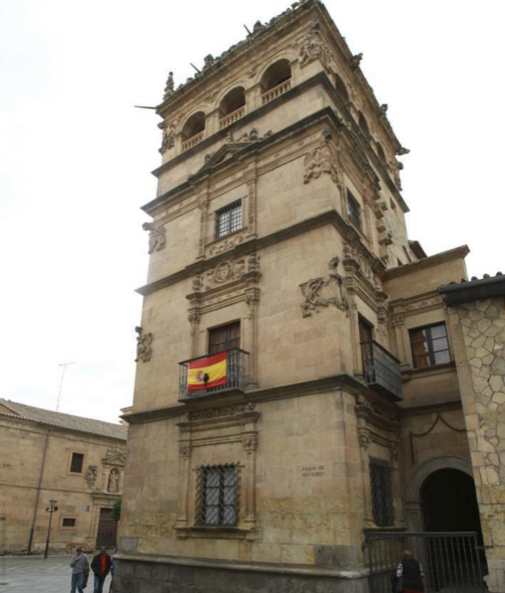 En la ciudad de Salamanca, el palacio de Monterrey (en la imagen),...
