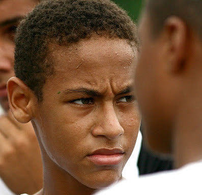 Neymar,  tambin con rostro de concentracin, cuando daba sus...