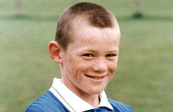 Rooney, sonriente, posa en sus inicios como jugador.