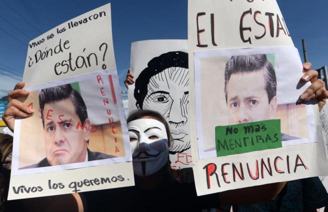 Estudiantes enmascarados protestan en apoyo de los desaparecidos de...